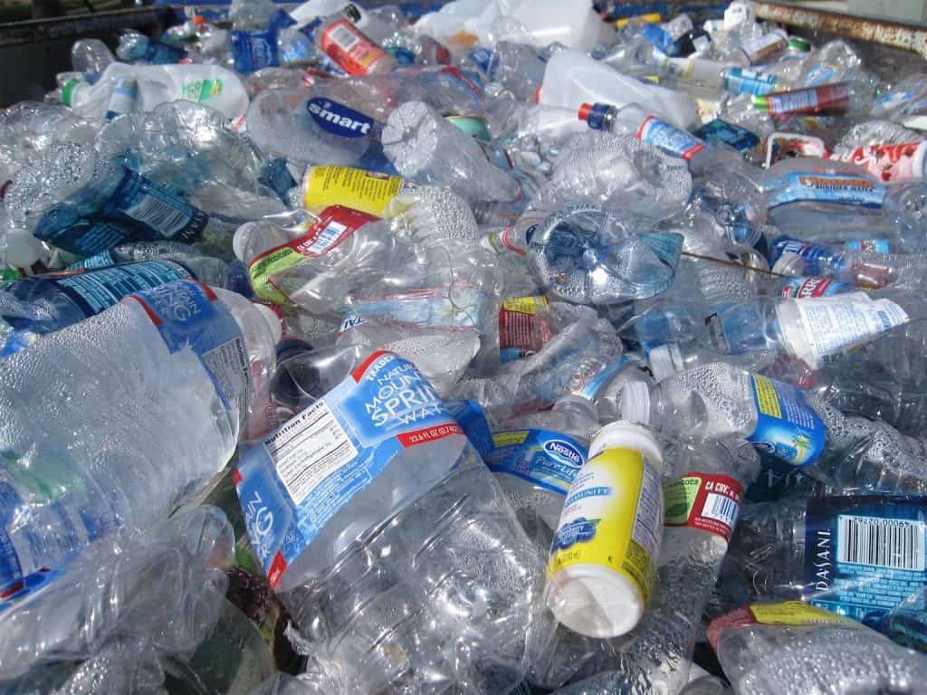 Plásticos de un solo uso en un contenedor de basura